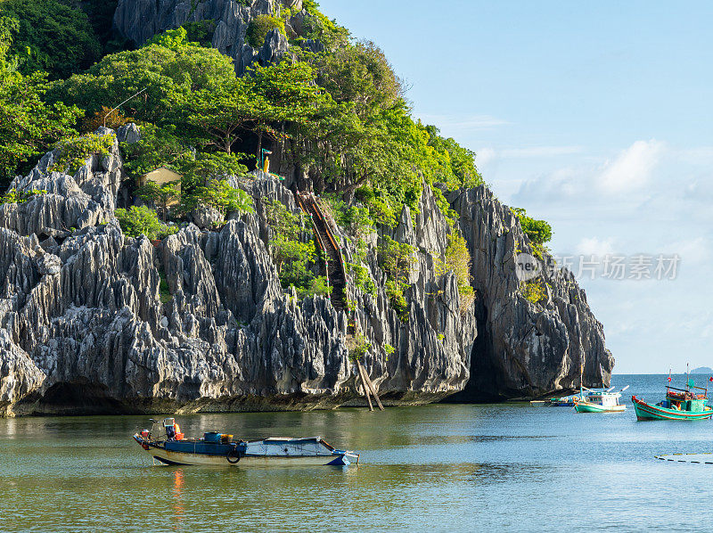 在宁静的蓝色大海中的石灰岩山脉景观，Nghe岛，Kien jiang省